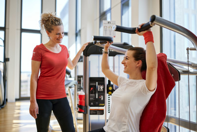 Fitnessinstruktion am Gerät
